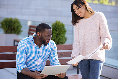 开放热情的家伙着迷于这个想法图片下载