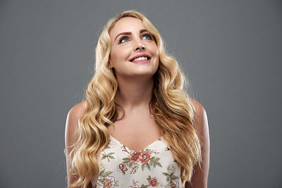 美丽的年轻女人抬头看图片下载