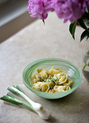 饺子在绿色的碗里配着绿色图片下载