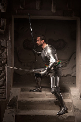 中世纪武士在古代庙宇的台阶上摆姿势图片下载