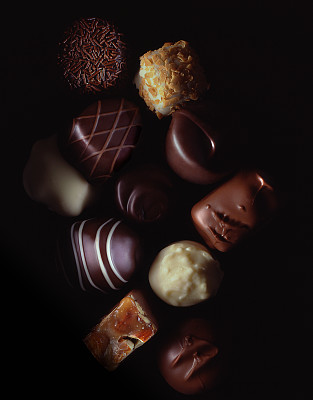 美味的巧克力从黑色中浮现出来。图片下载