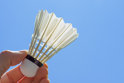 羽毛球在蓝天中伴着阳光素材图片