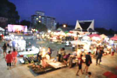 库存照片:模糊的背景从夜间步行街道。图片下载