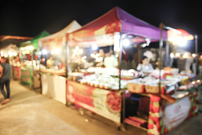 库存照片:模糊的背景从夜间步行街道。图片下载