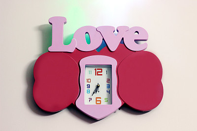 彩色挂钟与相框。图片下载