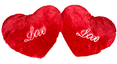 两颗红色长毛绒的心孤立在白色上图片下载