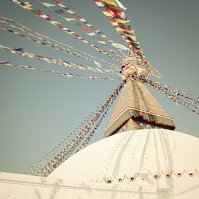 带有佛塔智慧眼和祈福旗的复古效果。图片下载