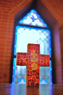 马赛克十字形前彩色玻璃教堂窗户图片下载