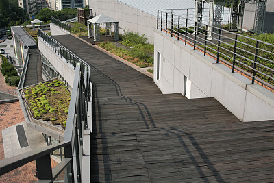 花园室外木板木楼梯图片下载