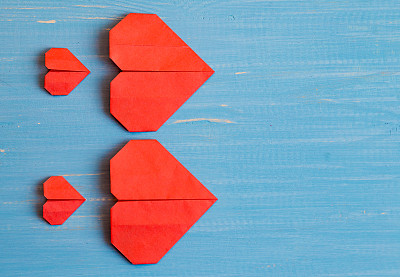 家人为情人节做准备。折纸的心。概念图片下载