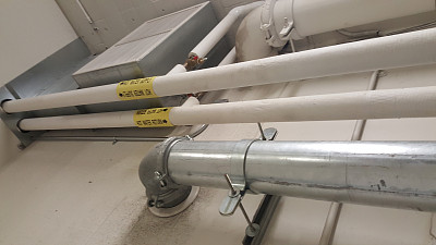 暖通空调建筑支持管道和管道工作图片下载