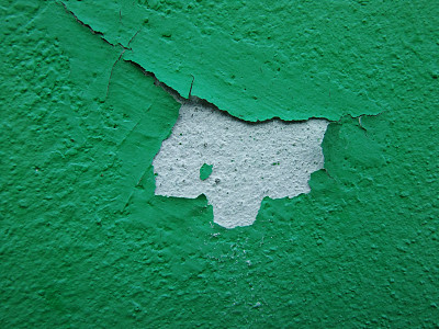 墙是绿色的，受伤的灰泥掉下来图片下载