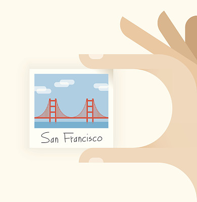 游客拿着旧金山金门大桥的照片图片下载