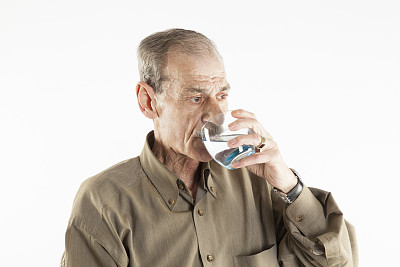 老人在喝水图片下载