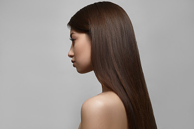 的头发。美丽的黑发女孩。健康的长头发。美丽女人模型。发型。美丽的女人的脸。美丽性感的年轻女性肖像与完美的化妆，柔软新鲜健康的皮肤和厚厚的黑色长睫毛。灰色背景下的迷人女孩。高的图片下载