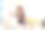 年轻漂亮的女人拿着咖啡杯，在家里用笔记本电脑。图片下载