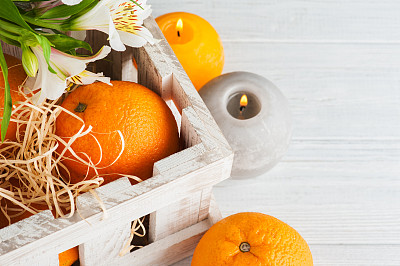 木箱里的橘子，点燃的蜡烛图片下载