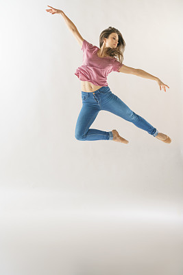 20多岁的白人芭蕾舞演员图片下载