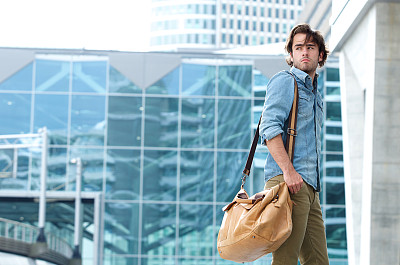 一个走路的时髦年轻人的肖像图片下载