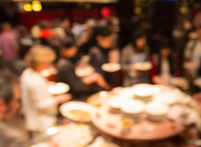 在餐厅的晚宴上模糊别人图片下载