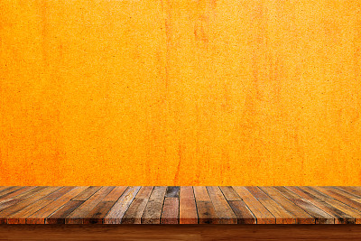 背景与木制甲板桌面和黄色垃圾墙图片下载