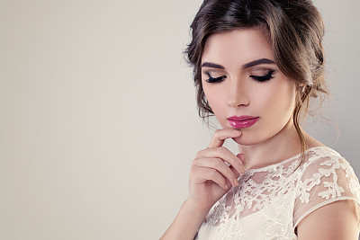 新娘化妆。美丽的年轻女子未婚妻的发型和婚礼化妆素材图片