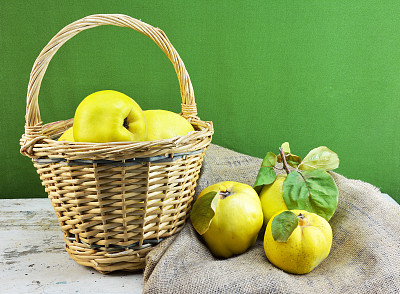 旧桌子上放着新鲜的木瓜图片下载