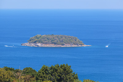 美丽的巴东海滩景观与蓝天背景在普吉岛图片下载