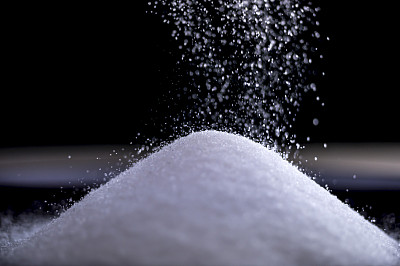 流动的糖在下落时堆积成一堆素材图片