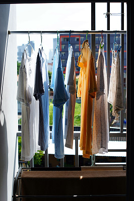 把衣服晾起来图片下载