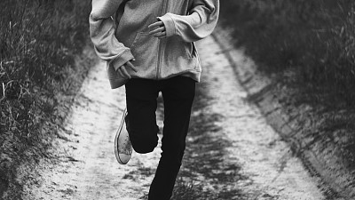 一个穿着便服的年轻瘦高的无脸男子在镜头前奔跑图片下载