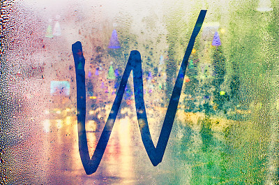 孤立的W字母。图片下载