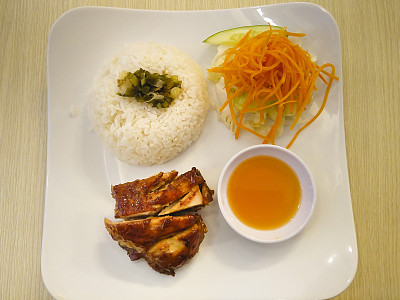 越南菜，糖醋烤鸡饭。这是一道很受越南人欢迎的菜图片下载