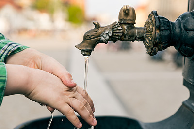 男孩洗手图片下载