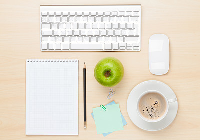 办公桌子上有记事本，电脑和咖啡杯图片下载