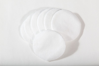 化妆棉叠包在白色背景上，孤立图片下载