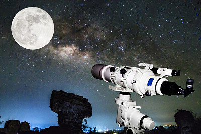 望远镜观察银河系和满月在黑暗的夜晚在泰国图片下载