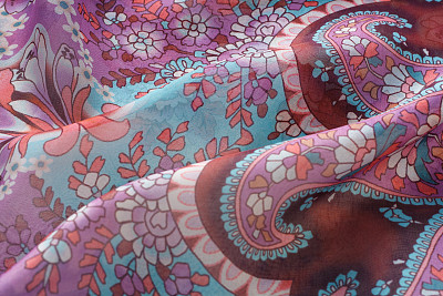 有图案的彩色织物的褶皱图片下载