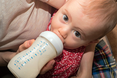 用婴儿配方奶粉喂婴儿图片下载