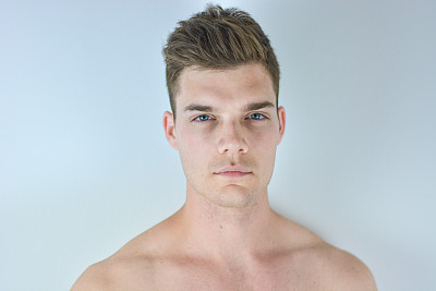 英俊的年轻男模特赤膊图片下载