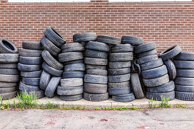 靠在砖墙边的一堆旧轮胎图片下载