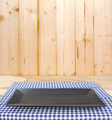 方格桌布上的盘子图片下载