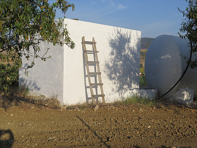 靠在白墙上的自制梯子图片下载