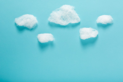 棉花云和天空的概念图片下载