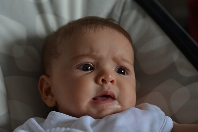 婴儿脸感到害怕图片下载