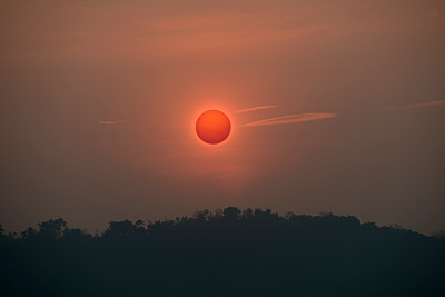 日出金色的早晨，可作为背景图片下载