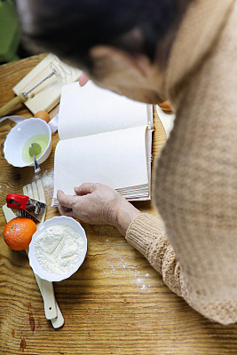 在一位老妇人的手中打开食谱图片下载
