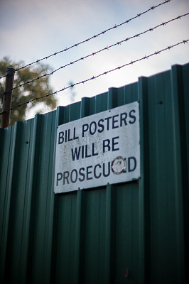 带有标志的绿色栅栏图片下载