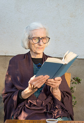 老奶奶在户外看书图片下载