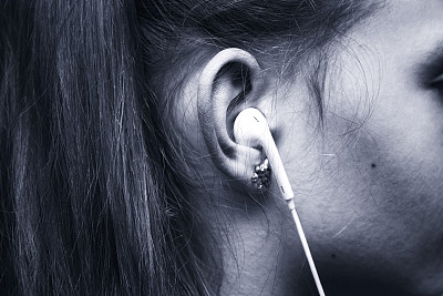 女孩戴着耳机图片下载